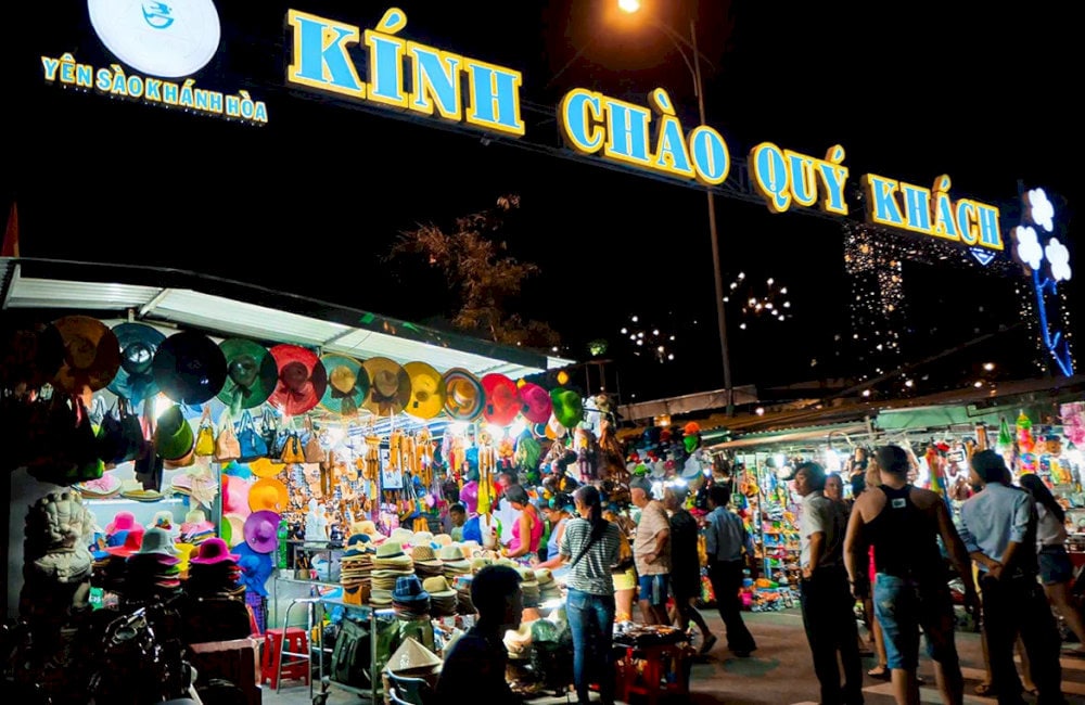 Right from the gate of Nha Trang night market, the atmosphere is lively and vibrant with colorful local souvenir shops 